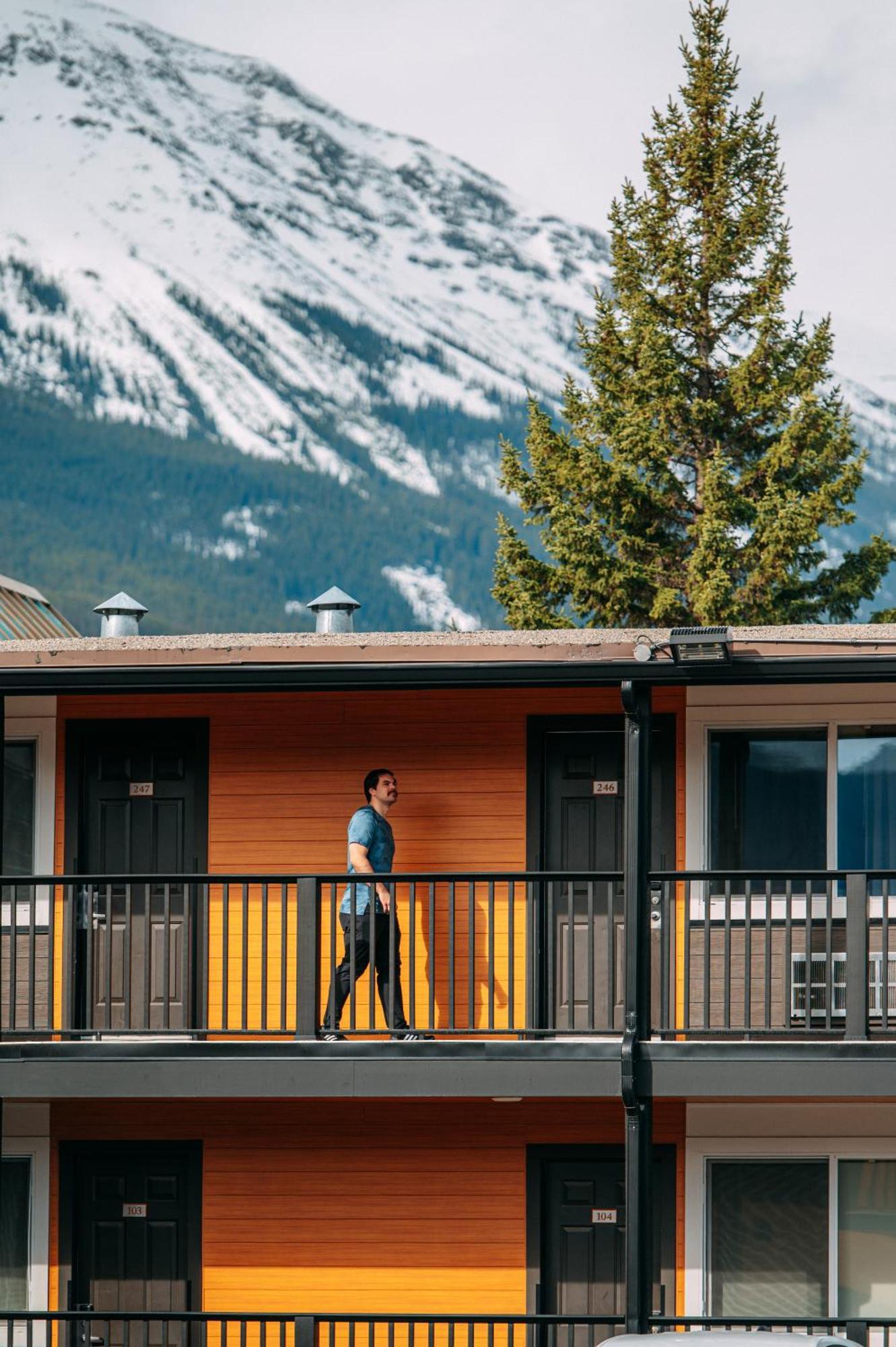 Mount Robson Inn Джаспър Екстериор снимка