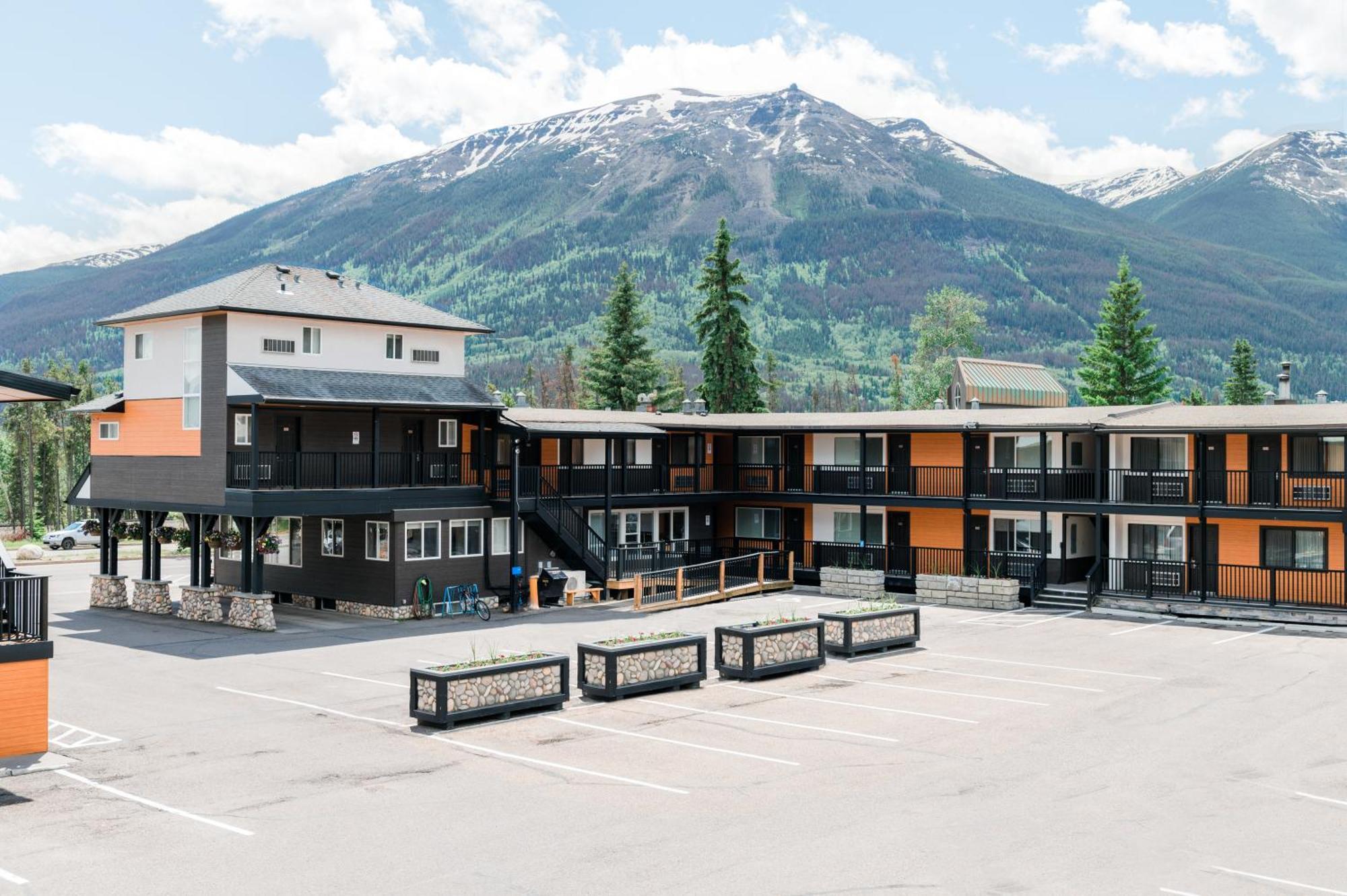 Mount Robson Inn Джаспър Екстериор снимка