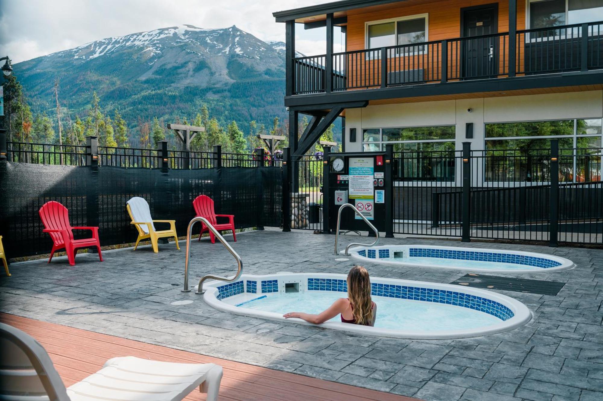 Mount Robson Inn Джаспър Екстериор снимка