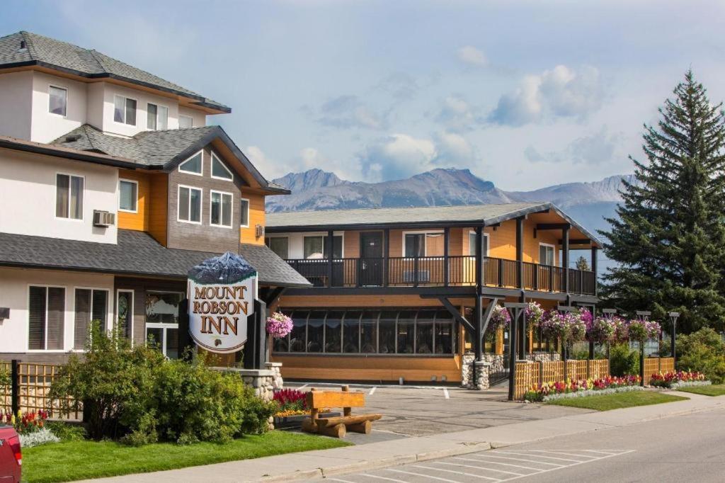 Mount Robson Inn Джаспър Екстериор снимка